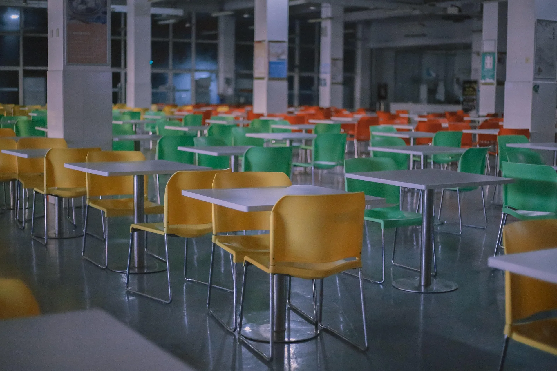 Salle de cantine scolaire avec tables et plateaux