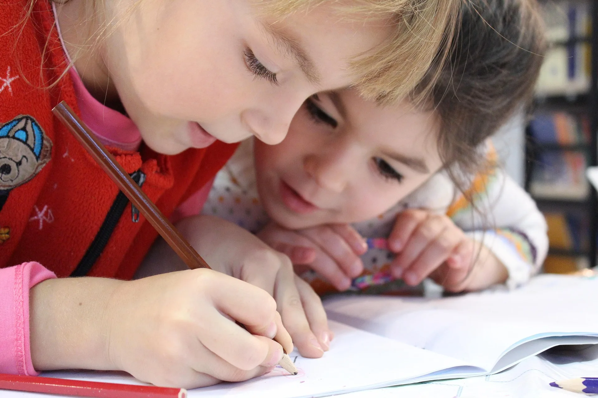 Cour d'école avec bâtiment scolaire