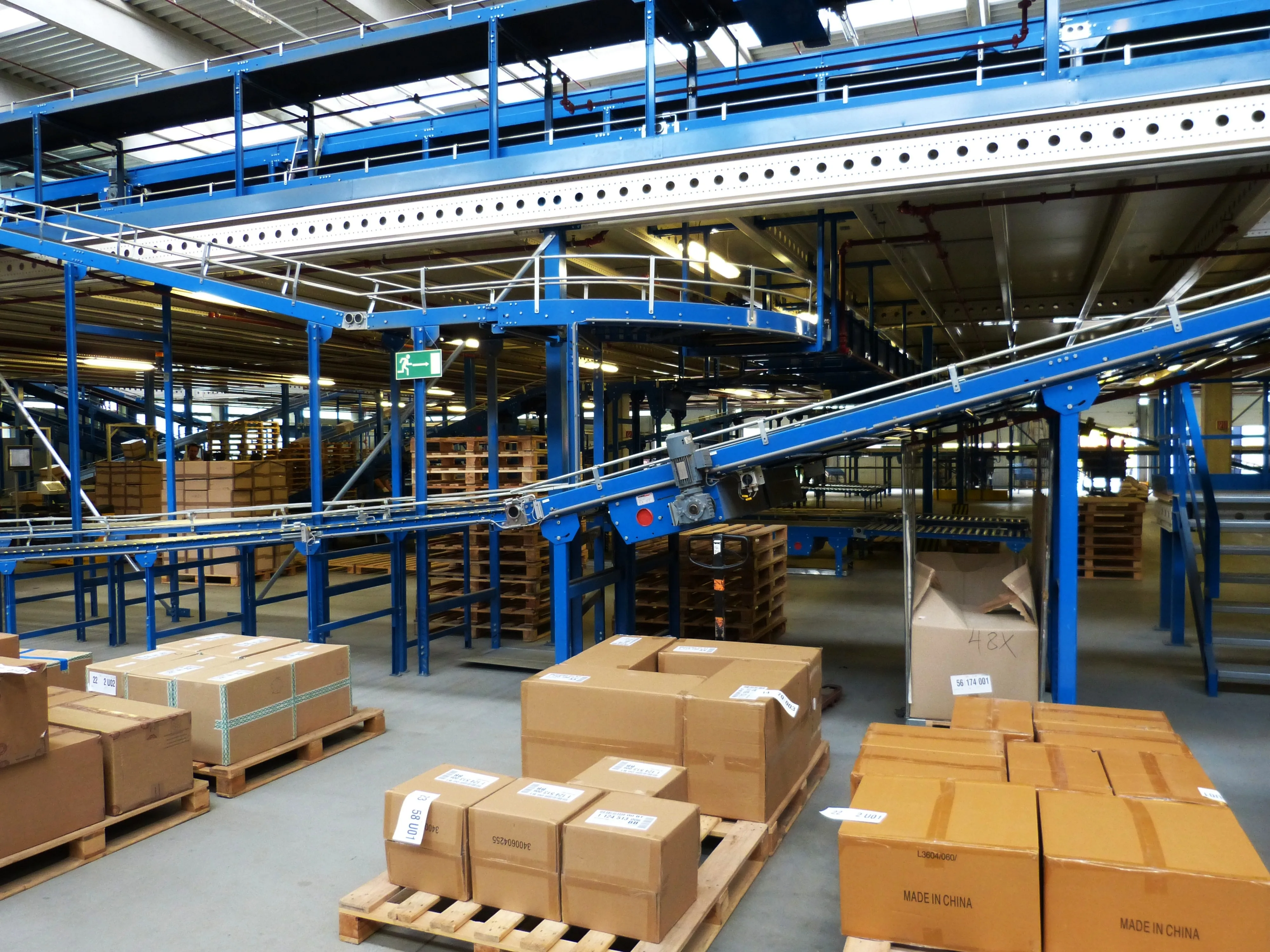 Entrepôt logistique avec rayonnages et palettes