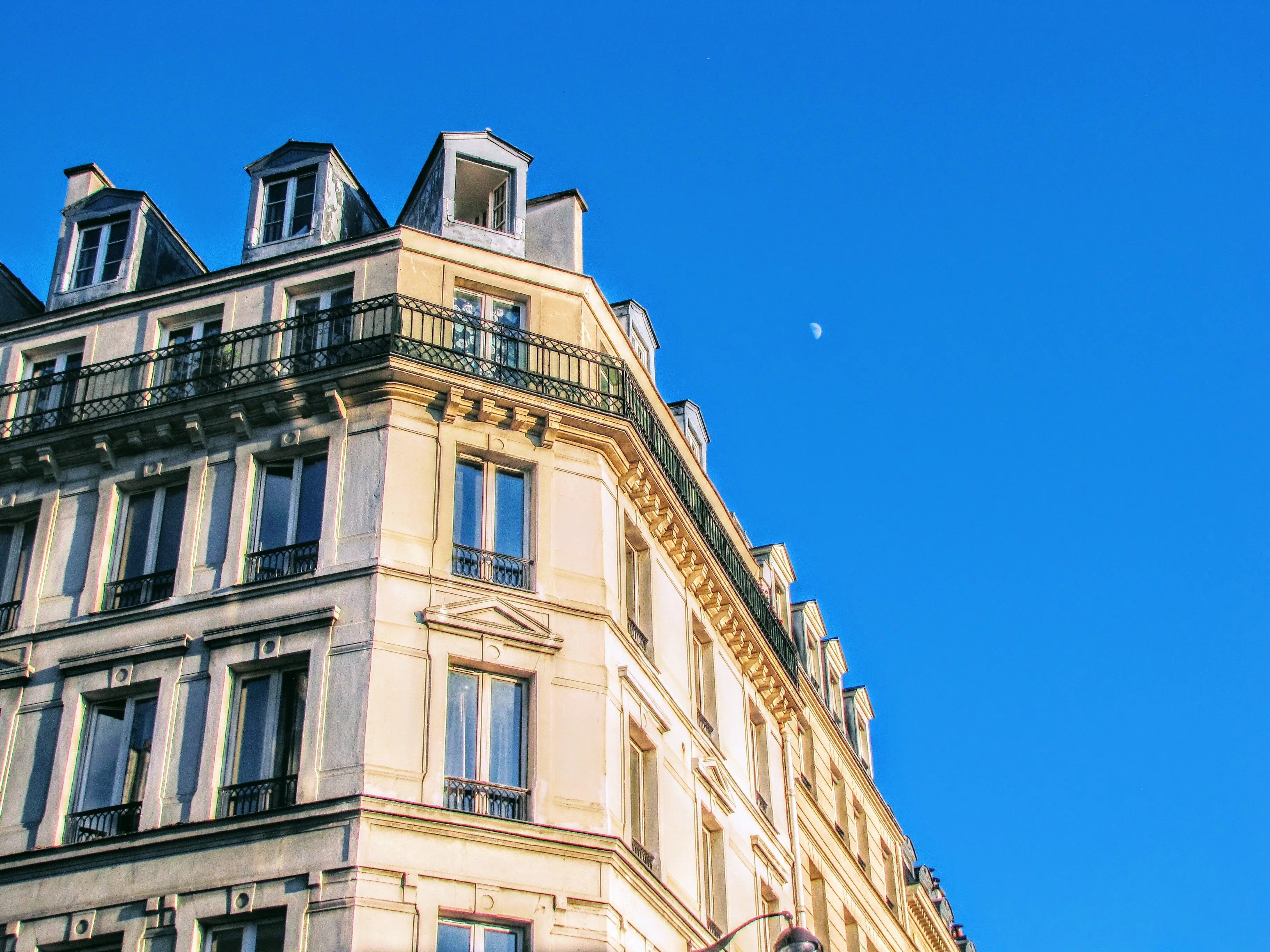 Immeuble ancien de centre-ville avec balcons