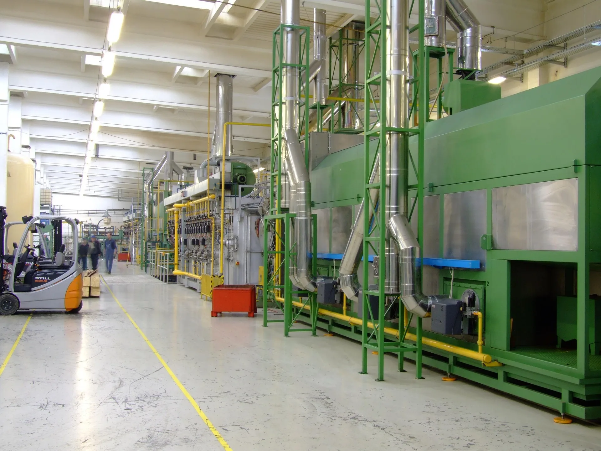Intérieur d’usine industrielle avec lignes de production