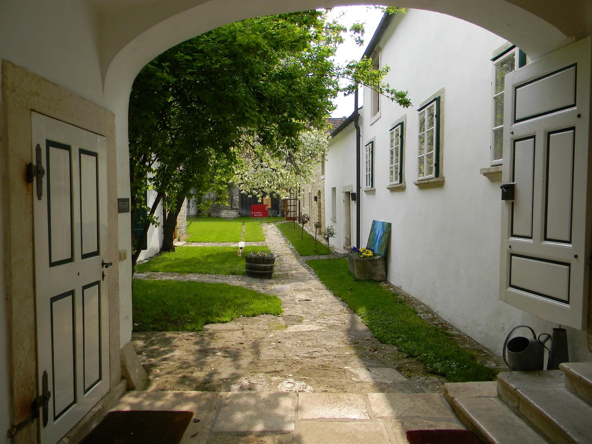 Cour intérieure de copropriété avec végétation