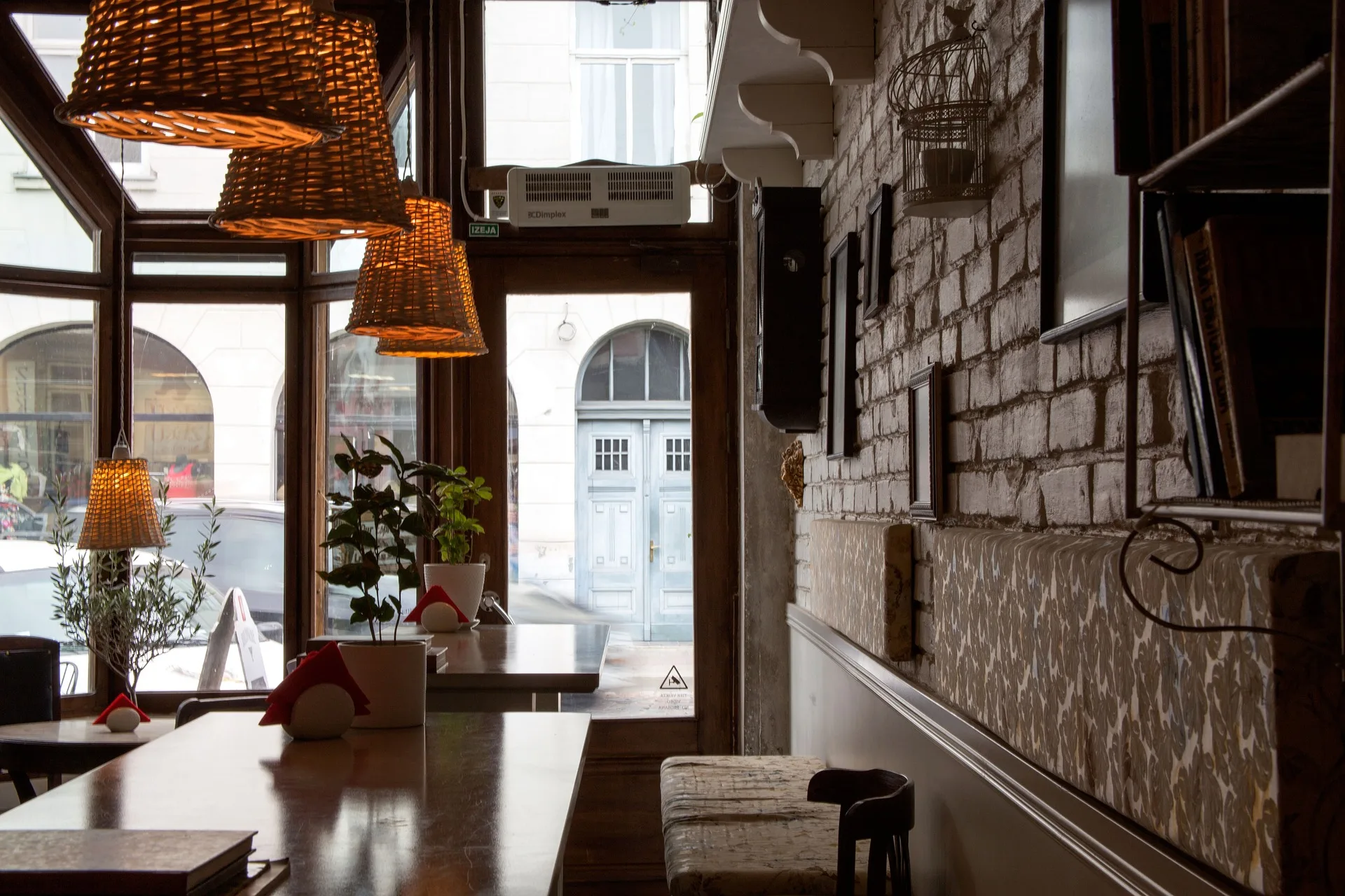 Salle de restaurant professionnelle avec tables dressées